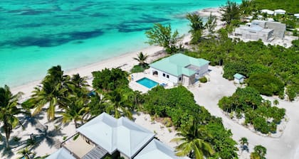 Caicos Cottage, 2bd/2bath Beachfront Villa w/pool on Whitby Beach