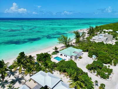 Caicos Cottage, 2bd/2bath Beachfront Villa w/pool on Whitby Beach