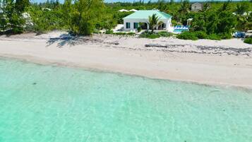 Plage, chaises longues, serviettes de plage