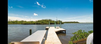 Waterfront Beauty w/floating dock & kayaks