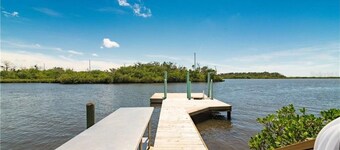 Waterfront Beauty w/floating dock & kayaks