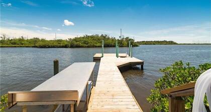 Waterfront Beauty w/floating dock & kayaks