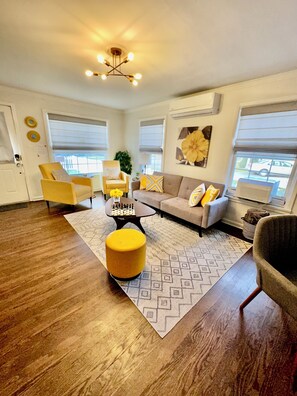 TV connectée, lecteur de DVD, livres