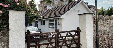 Bungalow Confort, salle de bains commune, vue jardin | Extérieur