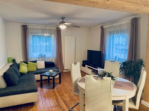 Smart TV, DVD player, printers - KL31: TLA Ready – Near KMC Bases – Easy Move-In – Renovated (Kaiserslautern)