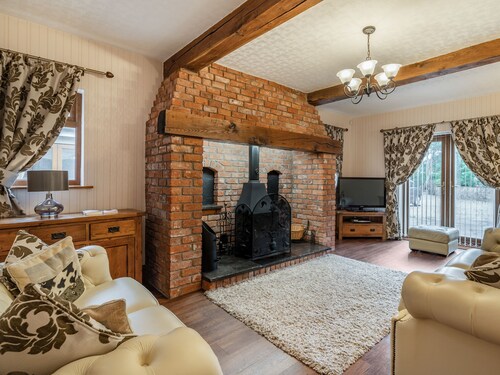 5 bedroom accommodation in Poulton-le-Fylde