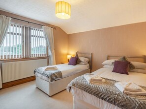 5 bedrooms, free WiFi, bed sheets