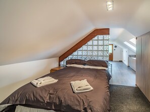 5 bedrooms, free WiFi, bed sheets