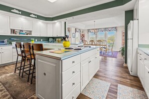 Fridge, microwave, oven, stovetop - Spacious family channel home-great views, boating, fishing, kayaking-close to the beach (North Myrtle Beach)