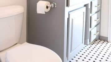 淋浴/盆浴组合、吹风机、毛巾、肥皂