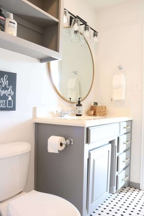 Combined shower/bathtub, hair dryer, towels, soap