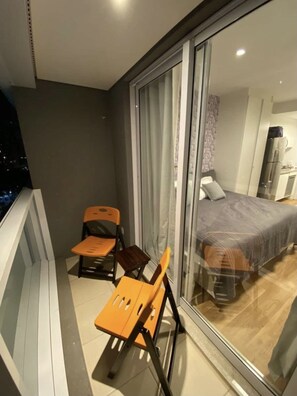 Double Room | Desk, laptop workspace, blackout drapes, soundproofing - Studio aconchegante na Consolação (São Paulo)