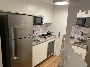 Quarto casal | Cozinha privada | Geladeira grande, micro-ondas, cooktop, lava-louças