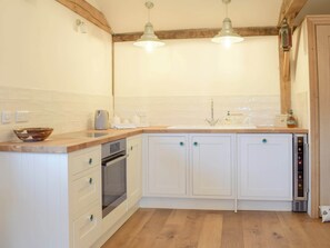 ハイチェア、調理器具と食器