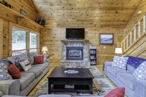 Smart TV, fireplace, video games, books - Blue Ridge Cabin- Amazing Porch, Game Room, 10 Min to Town! (Blue Ridge)