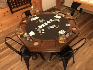 Banquet hall - Blue Ridge Cabin- Amazing Porch, Game Room, 10 Min to Town! (Blue Ridge)