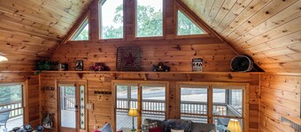 Blue Ridge Cabin- Amazing Porch, Game Room, 10 Min to Town!