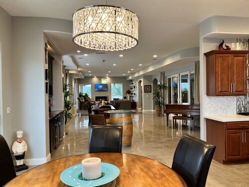 Hilltop Villa 5BR & Loft,  4.5BA Sleep16+,  360 Panoramic Mountain View