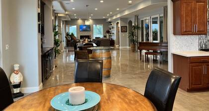 Hilltop Villa 5BR & Loft, 4.5BA Sleep16+, 360 Panoramic Mountain View