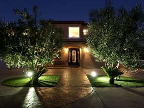 Exterior - Hilltop Villa 5BR & Loft,  4.5BA Sleep16+,  360 Panoramic Mountain View (Lakeside)