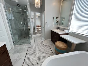 Combined shower/bathtub, hair dryer, towels, soap - Hilltop Villa 5BR & Loft,  4.5BA Sleep16+,  360 Panoramic Mountain View (Lakeside)