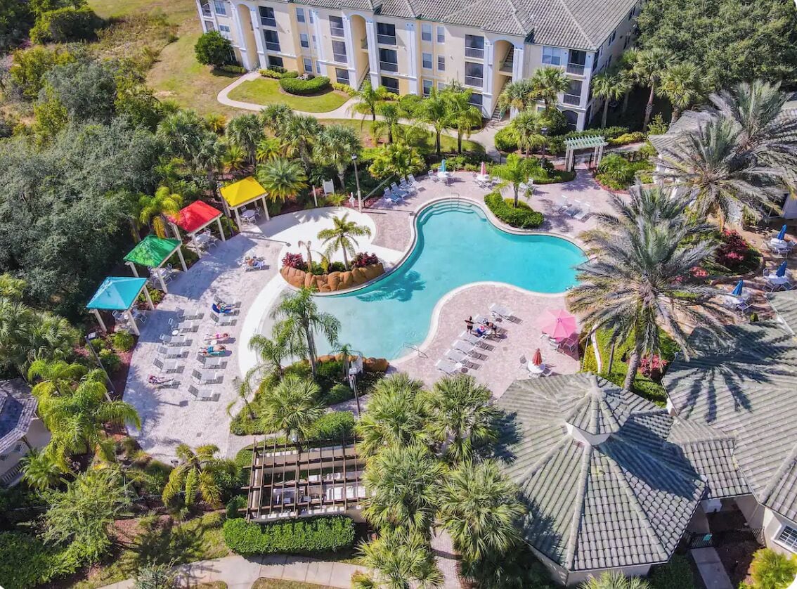 Utendørsbasseng og et oppvarmet basseng