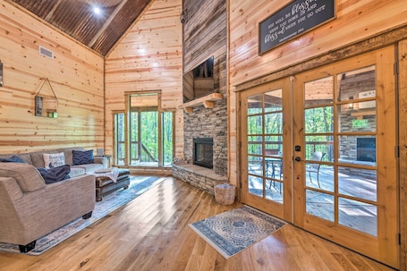 Smart TV, fireplace, DVD player, books. Secluded! Couples/Family Cabin, 1Br; 1 Lux Bth: Bunkroom, Sleeps 4, Hot Tub