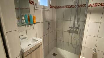 Douche, sĂšche-cheveux, serviettes fournies, savon