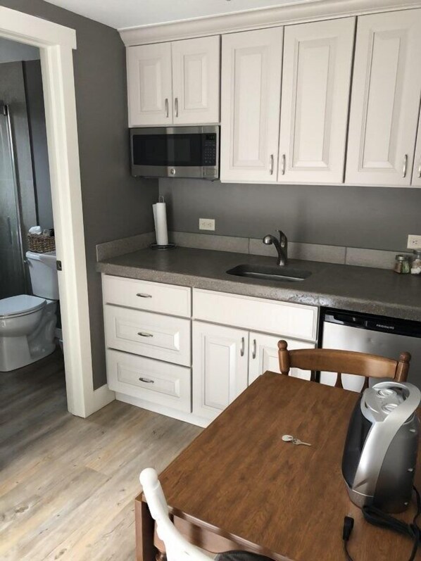 Réfrigérateur, micro-ondes, cafetière/bouilloire, grille-pain