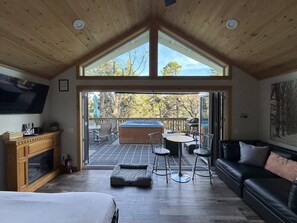 Smart TV, fireplace, books - Inside Out Cottage  · One With Nature|Cozy|Romantic (Lake Arrowhead)