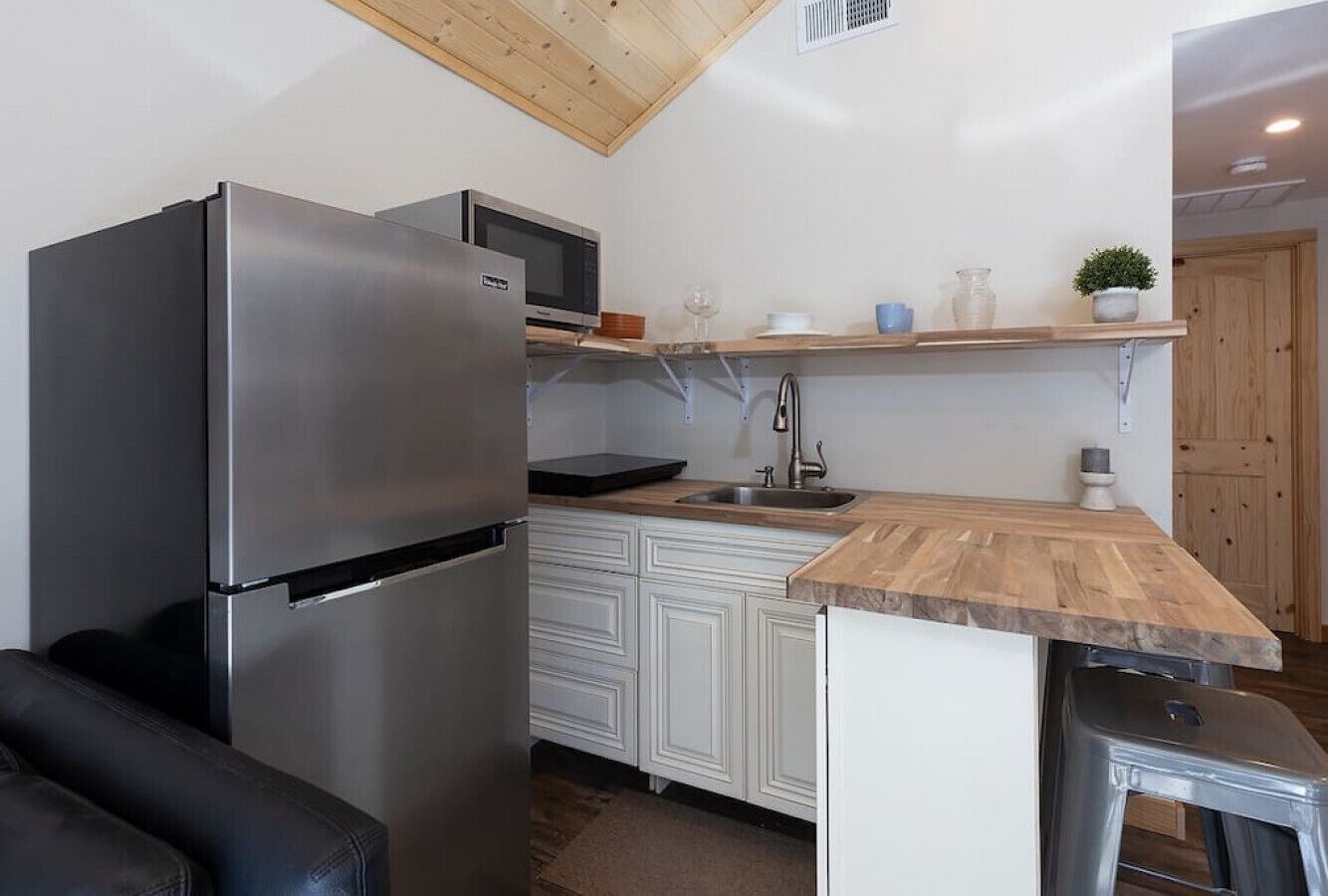 Een koelkast, een microgolfoven, een kookplaat