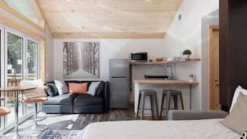 Escritorio, tabla de planchar con plancha, wifi y ropa de cama