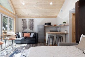 Een strijkplank/strijkijzer, wifi, beddengoed