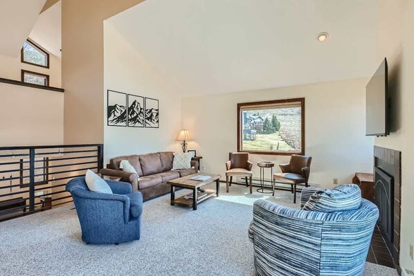 TV, fireplace - 2bedroom+Loft, Lake Views, Amazing Location! (Dillon)