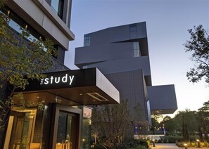Exterior - The Study at the university of Chicago  (Chicago)