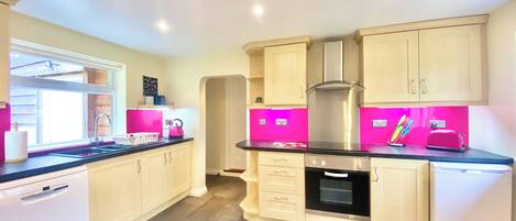 Oppvaskmaskin, høy barnestol og fryser