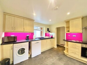 Dishwasher, high chair, freezer - 2 bedroom accommodation in Winchester (Winchester)