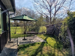 Outdoor dining - Gîte des Aillets, in the heart of the Revermont, close to the Jura. (Simandre sur suran)