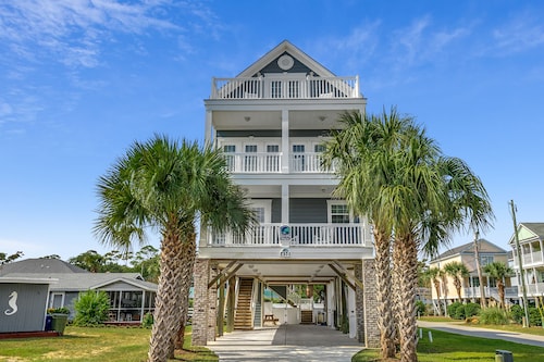Prime location beach house, large families or groups, heated pool, ocean views