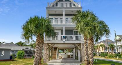 Prime location beach house, large families or groups, heated pool, ocean views