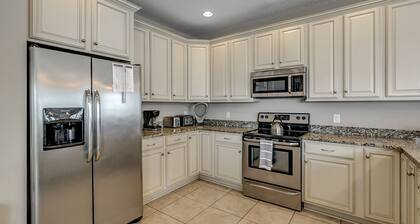 Prime location beach house, large families or groups, heated pool, ocean views