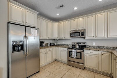 Prime location beach house, large families or groups, heated pool, ocean views