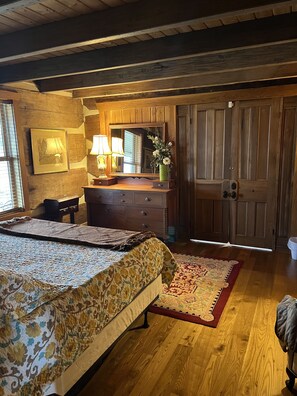 2 bedrooms, in-room safe, iron/ironing board, bed sheets - Historic Log Cabin on 200 acre farm, pasture and forest with panoramic views! (Lebanon)