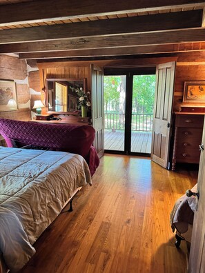 2 bedrooms, in-room safe, iron/ironing board, bed sheets - Historic Log Cabin on 200 acre farm, pasture and forest with panoramic views! (Lebanon)