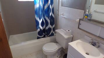 Combined shower/bathtub, towels, toilet paper