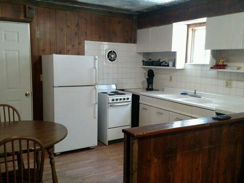 Quiet and cozy cabin with full kitchen and two bedrooms adjoining Lake Barkley.