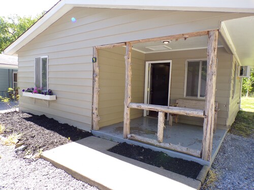 Quiet and cozy cabin with full kitchen and two bedrooms adjoining Lake Barkley.