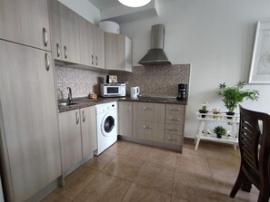 Een koelkast, een microgolfoven, een oven