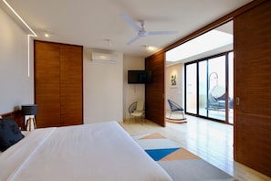 1 bedroom, in-room safe, iron/ironing board, free WiFi