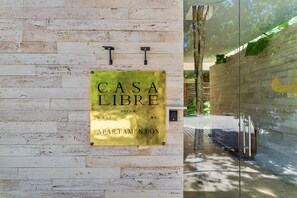 Vista frontal de la propiedad